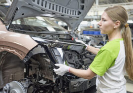 Česká výroba aut dál roste. Elektrifikované vozy už tvoří přes 41 %