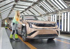 Škoda zvládne na jedné lince tři elektromobily i Octavii. Kvůli Peaqu ji ale musela výrazně upravit
