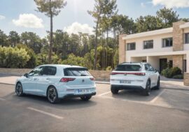 Volkswagen má první full hybrid. Golf začíná na 827.000 Kč, T-Roc na 980.000 Kč